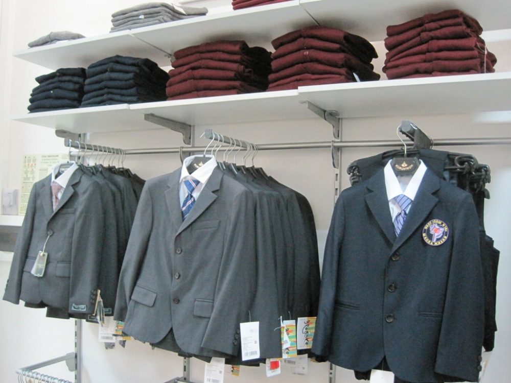 Школьная форма магазин купить. Магазин школьной одежды. Школьная форма на вешалке. Магазин школьной формы в Москве. Форма для магазина.